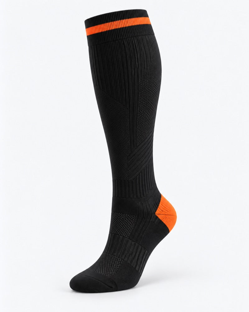 Zwarte sportieve compressiesok met oranje accenten, zonder merk