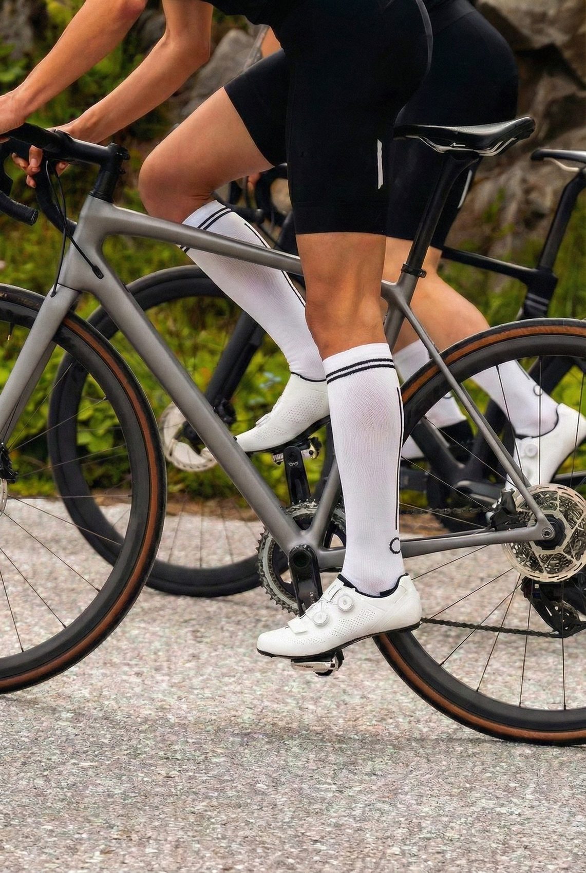 Wielrenner met witte Osock compressiesokken